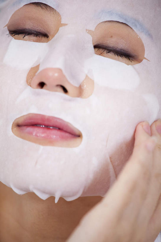 东方人,脸,头,脸颊,手,一个人,闭眼,笑,摸,微笑,竖图,室内,特写,白天,正面,化妆,美容,亚洲,仅一个年轻女性,仅一个女性,仅一个人,一张,抚摸,护肤,美白,黄种人,白色,化妆品,清洁,保养,享受,休闲,手部,面膜,放松,去角质,保健,保湿,单手,滋润,护肤品,化妆用品,去死皮,护肤用品,舒缓,养颜,片状,片状面膜,去污,控油,紧肤,嫩肤,祛痘,去痘,祛角质,抗衰,再生,增白,补水,祛斑,抗皱,防皱,除皱,去皱,年轻女性,女人,女性,亚洲人,头部,脸部,脸蛋,面部,闭眼睛,闭着眼,闭着眼睛,触摸,接触,半身,彩图