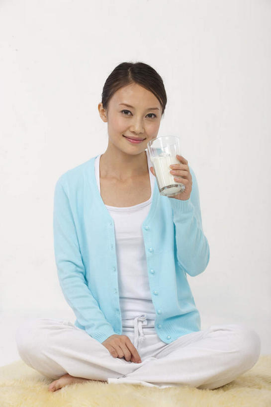 牛奶,东方人,一个人,坐,笑,盘腿,微笑,露齿笑,竖图,室内,白天,正面,地毯,杯子,亚洲,仅一个年轻女性,仅一个女性,仅一个人,握,灰色背景,服装,裤子,装饰,编织,手工艺品,织物,饮品,一杯,营养,注视,休闲裤,休闲装,黄种人,光脚,玻璃制品,饮料,一个,衣服,蓝色,白色,水杯,工艺品,观察,看,休闲,赤脚,休闲服,握着,摄影,服饰,影棚,单个,观看,华丽,修饰,点缀,察看,乳制品,奶,牛乳,关注,摄影棚,衬托,美观,雅致,雅观,安神,年轻女性,女人,女性,亚洲人,玻璃杯,盘腿而坐,盘膝,盘着腿的,盘着腿坐,双腿交叉,坐着,彩图,全身,影棚拍摄,拍摄