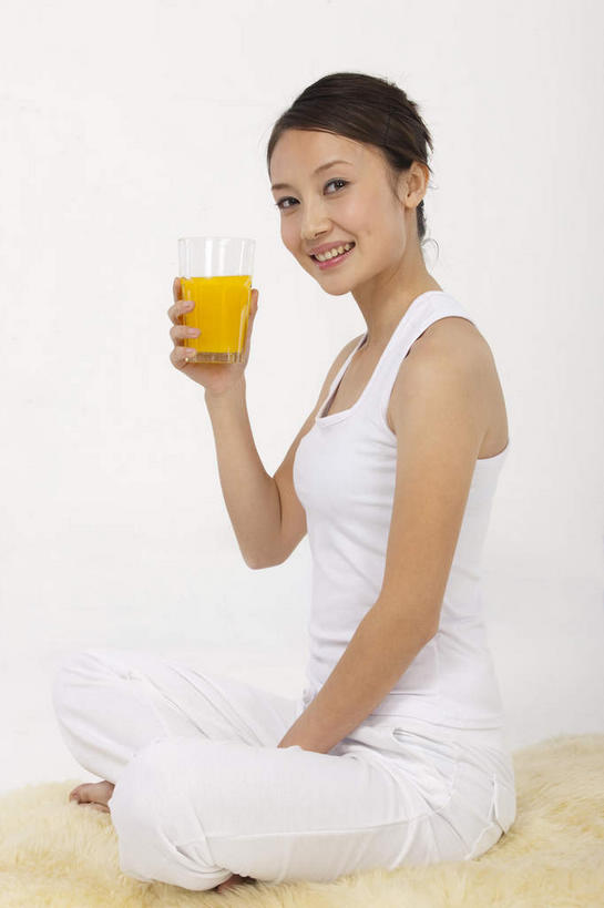 果汁,东方人,一个人,坐,笑,盘腿,微笑,露齿笑,竖图,室内,白天,侧面,地毯,杯子,亚洲,仅一个年轻女性,仅一个女性,仅一个人,握,灰色背景,服装,裤子,装饰,编织,背心,手工艺品,橙汁,织物,饮品,一杯,扭头,注视,休闲裤,黄种人,玻璃制品,饮料,衣服,白色,水杯,工艺品,观察,看,转头,握着,摄影,服饰,影棚,观看,华丽,修饰,点缀,察看,衣着,甜橙,穿着,关注,可口,摄影棚,衬托,美观,雅致,雅观,衣饰,适口,年轻女性,女人,女性,亚洲人,玻璃杯,橙子,橙,盘腿而坐,盘膝,盘着腿的,盘着腿坐,双腿交叉,坐着,彩图,全身,影棚拍摄,拍摄,鹄壳,黄橙,黄果,金橙,金环,金球,糖橙