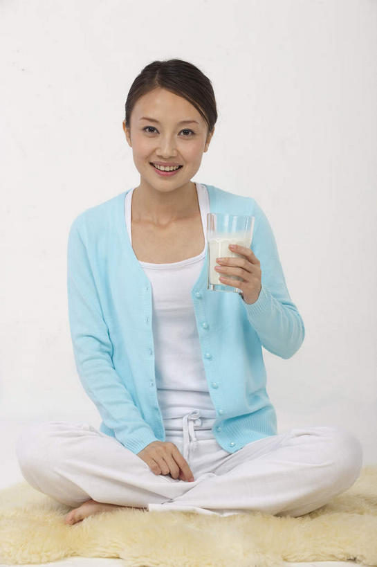 牛奶,东方人,一个人,坐,笑,盘腿,微笑,露齿笑,竖图,室内,白天,正面,地毯,杯子,亚洲,仅一个年轻女性,仅一个女性,仅一个人,握,灰色背景,服装,裤子,装饰,编织,手工艺品,织物,饮品,一杯,营养,注视,休闲裤,休闲装,黄种人,玻璃制品,饮料,一个,衣服,蓝色,水杯,工艺品,观察,看,休闲,休闲服,握着,摄影,服饰,影棚,单个,观看,华丽,修饰,点缀,察看,乳制品,奶,牛乳,关注,摄影棚,衬托,美观,雅致,雅观,安神,年轻女性,女人,女性,亚洲人,玻璃杯,盘腿而坐,盘膝,盘着腿的,盘着腿坐,双腿交叉,坐着,彩图,全身,影棚拍摄,拍摄