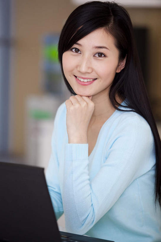 东方人,一个人,商务人士,商务女性,办公室,坐,笑,微笑,露齿笑,竖图,室内,白天,正面,电脑,笔记本电脑,水,亚洲,仅一个年轻女性,仅一个女性,仅一个人,撑,套装,朦胧,模糊,网络,电器,桶,液体,塑料,托腮,注视,黄种人,通讯设备,饮用水,黑色,容器,塑料制品,纯净水,矿泉水,观察,看,托,观看,储藏,一台,塑料桶,察看,无线,家电,家用电器,饮水机,储存,关注,托下巴,桶装水,通信设备,商务装,无线网络,无线上网,便携式电脑,工薪阶层,蒸馏水,茶水间,单手托腮,手提电脑,年轻女性,女人,女性,亚洲人,白领,上班族,坐着,半身,彩图,贮存