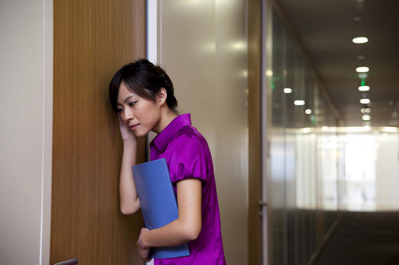 东方人,一个人,商务人士,商务女性,办公室,站,横图,室内,白天,侧面,衬衫,门,照明,亚洲,仅一个年轻女性,仅一个女性,仅一个人,握,阴影,套装,光线,材料,档案,文件,影子,纸,墙,走道,走廊,过道,灯光,拿,拿着,注视,黄种人,顶灯,墙壁,墙面,灯,蓝色,紫色,手稿,资料,灯具,门框,观察,看,站着,握着,观看,证明,照亮,察看,照明设备,关注,文档,商务装,工薪阶层,年轻女性,女人,女性,亚洲人,白领,上班族,站立,半身,彩图,衬衣,敲门
