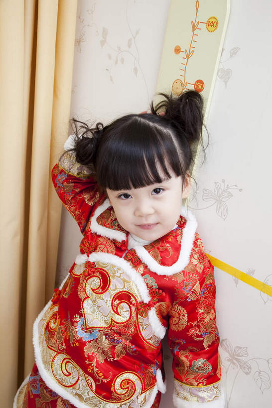 东方人,儿童,一个人,站,竖图,俯视,室内,白天,民族服装,纯洁,窗帘,春节,亚洲,仅一个女性,仅一个人,节日,庆祝,装饰,测量,刻度,墙,注视,黄种人,文化,墙壁,墙面,小孩,红色,帘子,尺,观察,看,站着,仅一个小孩,庆典,遮阳,可爱,童年,童趣,观看,纪念,测量工具,华丽,修饰,点缀,尺子,察看,关注,童真,烂漫,无邪,量具,量仪,衬托,美观,雅致,雅观,天真,女孩,女人,女性,亚洲人,孩子,站立,半身,彩图,高角度拍摄,传统服装,民俗服,身高尺,唐装,女生