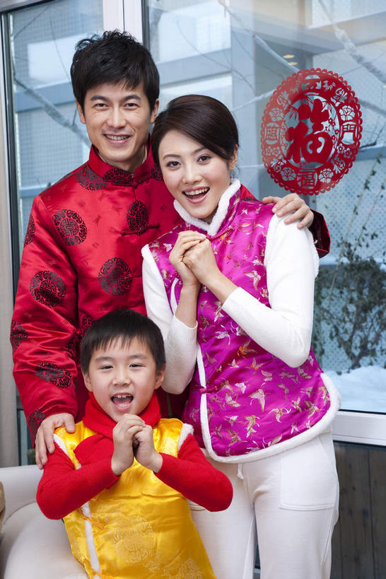 东方人,儿童,三个人,家庭,夫妻,母亲,父亲,儿子,站,笑,微笑,露齿笑,竖图,室内,白天,正面,民族服装,爱情,幸福,纯洁,窗户,春节,亚洲,节日,庆祝,艺术,装饰,标志,文字,纸艺,字符,手工艺品,浪漫,祝福,注视,黄种人,文化,标识,玻璃窗,小孩,黄色,红色,福字,围巾,纸制品,工艺品,剪纸,观察,看,手势,站着,庆典,温暖,温馨,父子,母子,三口之家,一家人,汉字,恩爱,父爱,恭喜,可爱,母爱,童年,童趣,搭,恋人,围脖,观看,纪念,保暖,礼节,华丽,点缀,和睦,察看,高雅,御寒,搭着,关注,中国文化,中文,祝贺,礼仪,童真,祝愿,烂漫,无邪,作揖,拱手,窗花,自信心,品位,衬托,美观,雅致,雅观,尊敬,恭敬,寒暄,恭贺,同喜,剪画,刻纸,国文,华文,福,福气,天真,男孩,男人,男性,年轻女性,女人,女性,中年男性,亚洲人,孩子,年轻人,夫妇,情侣,站立,半身,彩图,传统服装,民俗服,福运,春节贴,福字帖,伴侣,唐装,融洽,男生,打手势,传统文化