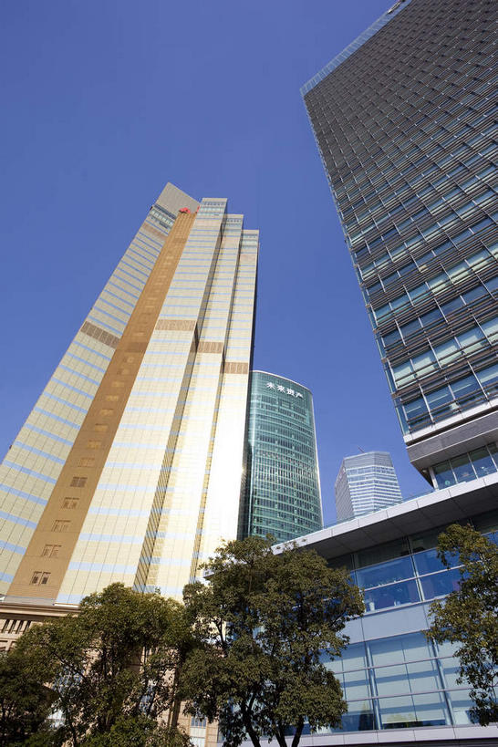 无人,高楼大厦,竖图,室外,白天,仰视,度假,美景,植物,城市风光,标志建筑,城市,大厦,地标,建筑,摩天大楼,上海,中国,亚洲,阴影,光线,影子,景观,娱乐,建设,浦东,树,树木,蓝色,绿色,蓝天,天空,阳光,自然,天,享受,休闲,景色,放松,生长,晴朗,成长,申,金融中心,陆家嘴,陆家嘴金融贸易区,浦东新区,香格里拉酒店,东亚,上海市,万里无云,中华人民共和国,沪,华东地区,晴空,晴空万里,彩图,低角度拍摄,大楼,高层建筑,高楼,摩天楼,上海浦东香格里拉大酒店,上海香格里拉大酒店,上海未来资产大厦