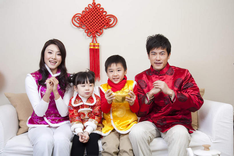 东方人,儿童,四个人,家庭,夫妻,母亲,父亲,女儿,儿子,客厅,坐,笑,微笑,露齿笑,横图,室内,白天,正面,民族服装,爱情,纯洁,钱,靠垫,沙发,春节,亚洲,一排,吊挂,握,悬挂,节日,庆祝,艺术,整齐,装饰,钱币,手工艺品,墙,靠枕,浪漫,祝福,挂,拿,拿着,注视,黄种人,文化,墙壁,墙面,排列,一个,小孩,黄色,红色,围巾,工艺品,中国结,垫子,枕头,观察,看,手势,庆典,温暖,温馨,父女,父子,母女,母子,一家人,恩爱,父爱,恭喜,可爱,母爱,童年,童趣,握着,金融,恋人,金元宝,经济,单个,围脖,观看,纪念,保暖,礼节,华丽,点缀,和睦,察看,起居室,高雅,御寒,队列,关注,祝贺,礼仪,饰物,流通,贸易,布艺沙发,童真,祝愿,烂漫,无邪,作揖,拱手,自信心,品位,衬托,美观,雅致,雅观,尊敬,恭敬,寒暄,恭贺,同喜,客堂,天真,货币,金币,男孩,男人,男性,年轻男性,年轻女性,女孩,女人,女性,亚洲人,孩子,年轻人,夫妇,情侣,坐着,半身,彩图,传统服装,民俗服,伴侣,唐装,融洽,元宝,男生,女生,打手势