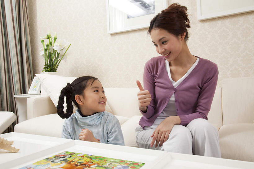 东方人,儿童,两个人,家庭,母亲,女儿,客厅,坐,笑,微笑,露齿笑,横图,室内,白天,正面,绘画,游戏,纯洁,智慧,成功,合作,团队,集体,信心,窗帘,沙发,桌子,拼图,亚洲,连接,突出,组合,服装,艺术,装饰,盛开,木制,墙,古典,玩,花蕾,茶几,扭头,注视,休闲装,黄种人,文化,娱乐,称赞,表扬,队伍,墙壁,墙面,花,花瓣,花朵,鲜花,小孩,衣服,帘子,木制品,工艺品,花苞,花蕊,观察,看,品味,手势,转头,休闲,温暖,温馨,母女,一家人,休闲服,遮阳,可爱,母爱,竖,童年,童趣,服饰,观看,活动,翘,高,华丽,链接,修饰,美术,点缀,和睦,察看,起居室,高雅,夸奖,优秀,成就,发泄,关注,消遣,智力,拼接,拼凑,挂画,智力游戏,合伙,布艺沙发,童真,烂漫,无邪,好,妙,顺利,出色,超群,杰出,卓越,奇妙,美学,宣泄,拼合,凑集,聚合,撮合,链结,趣味,策略,衬托,美观,雅致,雅观,客堂,聪明,天真,年轻女性,女孩,女人,女性,亚洲人,孩子,年轻人,大拇指,装饰画,玩耍,嬉戏,坐着,半身,彩图,融洽,女生,打手势