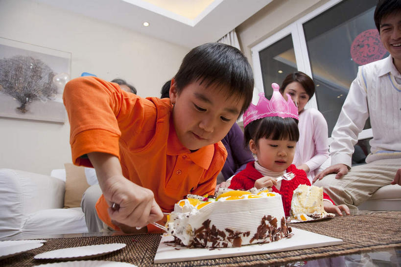 点心,东方人,儿童,老年人,夫妻,母亲,父亲,女儿,祖母,祖父,三代同堂,客厅,坐,笑,微笑,露齿笑,横图,室内,白天,仰视,爱情,绘画,纯洁,窗户,靠垫,沙发,桌子,亚洲,切开,握,服装,艺术,木制,纸艺,手工艺品,墙,食品,靠枕,许多人,古典,浪漫,拿,茶几,拿着,注视,休闲装,黄种人,文化,祖孙三代,玻璃窗,墙壁,墙面,食物,糕点,小孩,衣服,木制品,纸制品,工艺品,剪纸,垫子,枕头,生日蛋糕,观察,看,品味,祈祷,切,一群人,休闲,温暖,温馨,父女,母女,休闲服,恩爱,父爱,可爱,母爱,童年,童趣,握着,许愿,恋人,服饰,奶奶,爷爷,观看,纪念,祖孙,祈求,美术,和睦,察看,起居室,高雅,关注,挂画,剖面,布艺沙发,童真,烂漫,无邪,切面,外婆,外孙女,外祖母,外公,外祖父,外孙,窗花,外孙子,美学,自信心,品位,剪画,刻纸,客堂,平安,天真,老年男性,老年女性,男孩,男人,男性,年轻女性,女孩,女人,女性,中年男性,亚洲人,孩子,年轻人,夫妇,情侣,全家福,孙女,孙子,装饰画,坐着,半身,彩图,低角度拍摄,伴侣,融洽,蛋糕,男生,女生,爸爸,多代同堂,妈妈