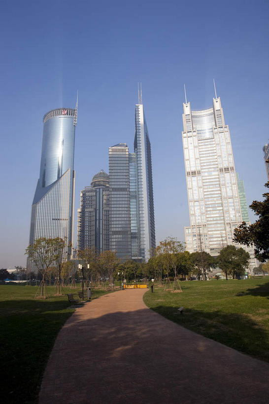 无人,家,高楼大厦,竖图,全景,室外,白天,仰视,度假,草地,草坪,美景,天际线,植物,城市风光,标志建筑,城市,大厦,道路,地标,建筑,路,摩天大楼,香港,中国,亚洲,阴影,光线,影子,房屋,屋子,景观,公寓,建筑群,小路,交通,娱乐,建设,洋房,楼房,住宅,草,树,树木,中环,中银大厦,蓝色,绿色,蓝天,天空,阳光,自然,天,享受,休闲,景色,放松,生长,晴朗,成长,港,东亚,万里无云,香港岛,香港特别行政区,港澳台,中华人民共和国,交银金融大厦,港岛,花园道,中西区,晴空,晴空万里,彩图,低角度拍摄,房子,大楼,高层建筑,高楼,摩天楼,上海银行大厦