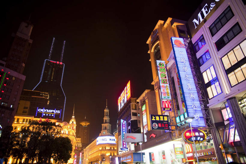 无人,高楼大厦,商店,横图,彩色,室外,夜晚,仰视,购物,度假,消费,美景,植物,城市风光,标志建筑,超市,城市,大厦,地标,建筑,摩天大楼,霓虹灯,商场,夜景,上海,中国,亚洲,阴影,光线,标志,文字,影子,字符,景观,建筑群,灯光,七彩,娱乐,光源,标识,建设,霓虹,灯,树,树木,绿色,天空,自然,南京路,天,享受,休闲,汉字,景色,放松,金融,百货,南京路步行街,生长,成长,申,照明设备,中文,选购,贸易,百货公司,黄浦区,东亚,上海市,中华人民共和国,沪,华东地区,氖灯,血拼,国文,华文,彩图,低角度拍摄,大楼,高层建筑,高楼,购物商场,购物中心,摩天楼,商业中心,上海世茂国际广场,世贸国际广场,太平洋百货