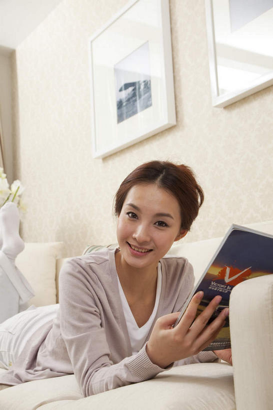 东方人,一个人,客厅,笑,微笑,露齿笑,竖图,室内,白天,正面,绘画,沙发,书籍,亚洲,仅一个年轻女性,仅一个女性,仅一个人,一本,握,服装,艺术,墙,古典,注视,休闲装,黄种人,文化,墙壁,墙面,衣服,白色,书本,工艺品,观察,看,趴着,品味,休闲,休闲服,握着,服饰,观看,美术,察看,起居室,高雅,关注,挂画,布艺沙发,美学,两幅,客堂,年轻女性,女人,女性,亚洲人,书,图书,装饰画,趴,半身,彩图