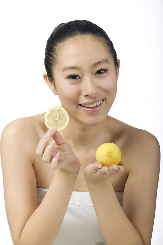 东方人,一个人,站,捧,笑,微笑,露齿笑,竖图,室内,白天,白色背景,正面,柠檬,水果,亚洲,仅一个年轻女性,仅一个女性,仅一个人,切开,服装,新鲜,生食,食品,果实,注视,黄种人,食物,一个,衣服,黄色,白色,抹胸,观察,看,切,站着,摄影,服饰,有机食品,绿色食品,影棚,单个,观看,察看,衣着,柠檬皮,穿着,关注,摄影棚,剖面,切面,衣饰,年轻女性,女人,女性,亚洲人,益母果,柠果,端,端着,捧着,手捧,站立,半身,彩图,影棚拍摄,拍摄
