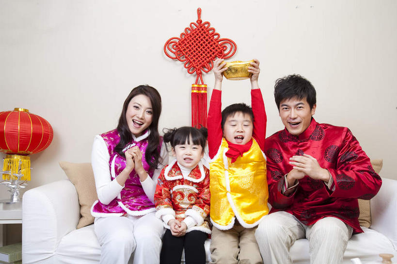 东方人,儿童,四个人,家庭,夫妻,母亲,父亲,女儿,儿子,客厅,坐,举,笑,微笑,露齿笑,横图,室内,白天,正面,民族服装,爱情,纯洁,钱,靠垫,沙发,照明,春节,亚洲,一排,阴影,节日,庆祝,艺术,整齐,反射,灯笼,钱币,影子,纸灯笼,手工艺品,墙,靠枕,浪漫,祝福,注视,黄种人,文化,墙壁,墙面,排列,一个,小孩,红色,白色,工艺品,中国结,灯具,垫子,枕头,观察,看,手势,托,庆典,温暖,温馨,父女,父子,母女,母子,一家人,恩爱,父爱,恭喜,可爱,母爱,童年,童趣,金融,恋人,金元宝,经济,单个,观看,纪念,礼节,照亮,和睦,察看,起居室,高雅,照明设备,队列,关注,祝贺,礼仪,饰物,流通,贸易,布艺沙发,童真,祝愿,烂漫,无邪,作揖,拱手,自信心,品位,尊敬,恭敬,寒暄,恭贺,同喜,客堂,天真,货币,金币,男孩,男人,男性,年轻男性,年轻女性,女孩,女人,女性,亚洲人,孩子,年轻人,夫妇,情侣,举起,举手,举着,向上举,向上伸,向上托,坐着,半身,彩图,传统服装,民俗服,伴侣,唐装,融洽,元宝,男生,女生,打手势