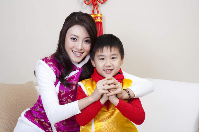 东方人,儿童,两个人,家庭,母亲,儿子,客厅,坐,笑,微笑,露齿笑,横图,室内,白天,正面,民族服装,纯洁,靠垫,沙发,春节,亚洲,节日,庆祝,艺术,手工艺品,墙,靠枕,祝福,注视,黄种人,文化,墙壁,墙面,一个,小孩,黄色,红色,紫色,白色,工艺品,中国结,垫子,枕头,观察,看,手势,庆典,温暖,温馨,母子,一家人,恭喜,可爱,母爱,童年,童趣,单个,观看,纪念,礼节,和睦,察看,起居室,高雅,关注,祝贺,礼仪,饰物,布艺沙发,童真,祝愿,烂漫,无邪,作揖,拱手,自信心,品位,尊敬,恭敬,寒暄,恭贺,同喜,客堂,天真,男孩,年轻女性,女人,女性,亚洲人,孩子,年轻人,坐着,半身,彩图,传统服装,民俗服,唐装,融洽,男生,打手势