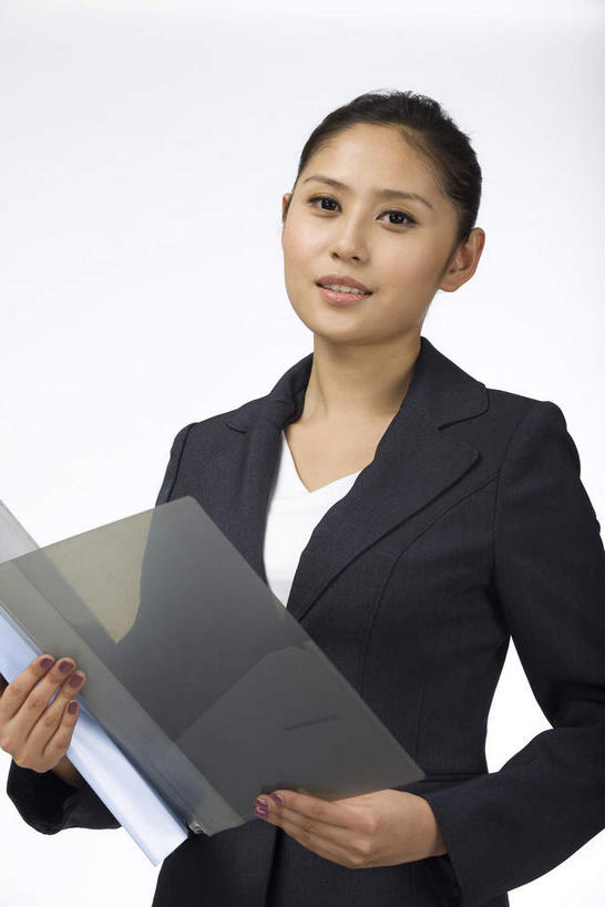 东方人,一个人,商务人士,商务女性,站,笑,微笑,露齿笑,竖图,室内,白天,正面,亚洲,仅一个年轻女性,仅一个女性,仅一个人,握,灰色背景,套装,材料,档案,文件,纸,记事本,注视,黄种人,一个,黑色,本子,笔记本,手稿,资料,观察,看,站着,握着,摄影,影棚,单个,观看,证明,察看,关注,摄影棚,文档,商务装,工薪阶层,活页本,便签本,活页夹,年轻女性,女人,女性,亚洲人,白领,上班族,站立,半身,彩图,影棚拍摄,拍摄,日记本,活页夹记事本
