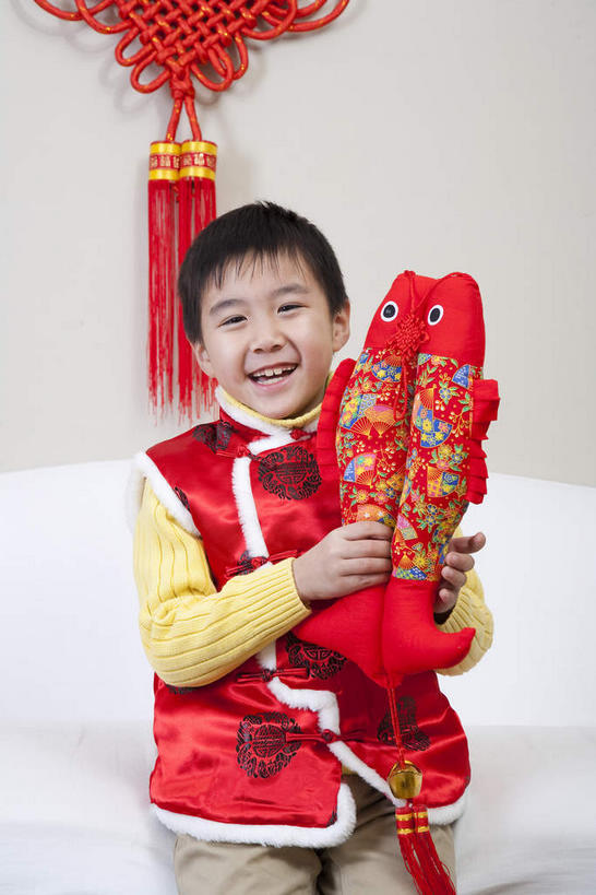 东方人,儿童,一个人,客厅,站,笑,微笑,露齿笑,竖图,室内,白天,正面,民族服装,纯洁,沙发,鲤鱼,亚洲,仅一个男性,仅一个人,两条,握,艺术,鱼,手工艺品,墙,注视,黄种人,文化,水产,鱼类,墙壁,墙面,小孩,红色,白色,工艺品,中国结,观察,看,站着,仅一个小孩,可爱,童年,童趣,握着,观看,吉祥,察看,起居室,高雅,关注,水生动物,饰物,水生物,布艺沙发,童真,烂漫,无邪,自信心,品位,年年有余,美梦成真,事业有成,客堂,天真,男孩,男人,男性,亚洲人,孩子,鲤子,鲤拐子,站立,半身,彩图,传统服装,民俗服,淡水生物,河鲜,唐装,男生