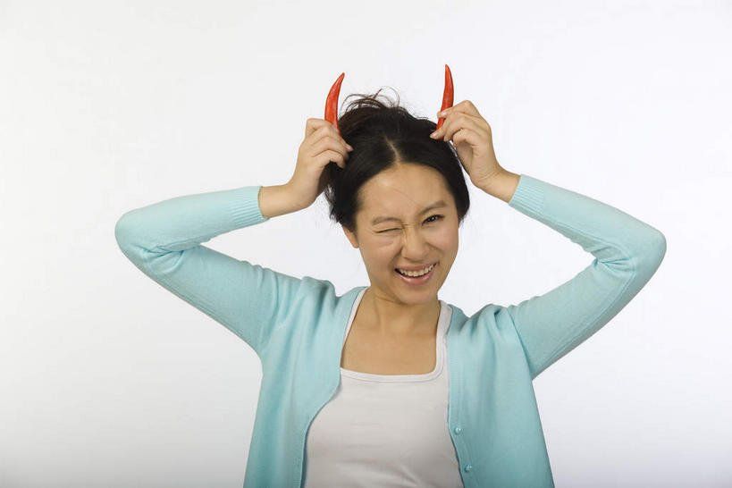 东方人,一个人,家庭主妇,站,举,笑,微笑,露齿笑,横图,室内,白天,正面,辣椒,蔬菜,亚洲,仅一个年轻女性,仅一个女性,仅一个人,灰色背景,服装,新鲜,装饰,食品,注视,休闲装,黄种人,食物,两个,衣服,红色,蓝色,白色,观察,看,托,站着,休闲,休闲服,眨眼睛,摄影,服饰,有机食品,绿色食品,影棚,观看,华丽,修饰,点缀,察看,眨眼,关注,摄影棚,辣角,红海椒,大椒,辣虎,广椒,衬托,美观,雅致,雅观,年轻女性,女人,女性,亚洲人,辣子,红辣椒,海椒,番椒,主妇,举起,举手,举着,向上举,向上伸,向上托,站立,半身,彩图,影棚拍摄,拍摄