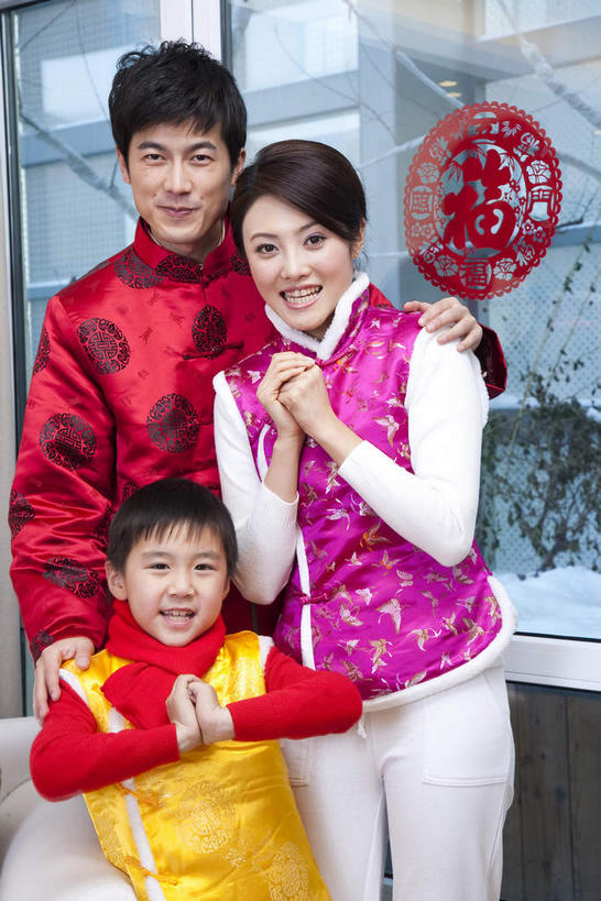 东方人,儿童,三个人,家庭,夫妻,母亲,父亲,儿子,站,笑,微笑,露齿笑,竖图,室内,白天,正面,民族服装,爱情,纯洁,窗户,春节,亚洲,一条,节日,庆祝,艺术,装饰,标志,文字,纸艺,字符,手工艺品,浪漫,祝福,注视,黄种人,文化,标识,玻璃窗,一个,小孩,黄色,红色,紫色,围巾,纸制品,工艺品,剪纸,观察,看,靠,靠着,手势,站着,庆典,温暖,温馨,父子,母子,三口之家,一家人,汉字,恩爱,父爱,恭喜,可爱,母爱,童年,童趣,搭,恋人,单个,围脖,观看,纪念,保暖,礼节,华丽,点缀,和睦,察看,高雅,御寒,搭着,关注,中文,祝贺,礼仪,童真,祝愿,烂漫,无邪,作揖,拱手,窗花,自信心,品位,衬托,美观,雅致,雅观,尊敬,恭敬,寒暄,恭贺,同喜,剪画,刻纸,国文,华文,天真,男孩,男人,男性,年轻男性,年轻女性,女人,女性,亚洲人,孩子,年轻人,夫妇,情侣,站立,半身,彩图,传统服装,民俗服,伴侣,唐装,融洽,男生,打手势