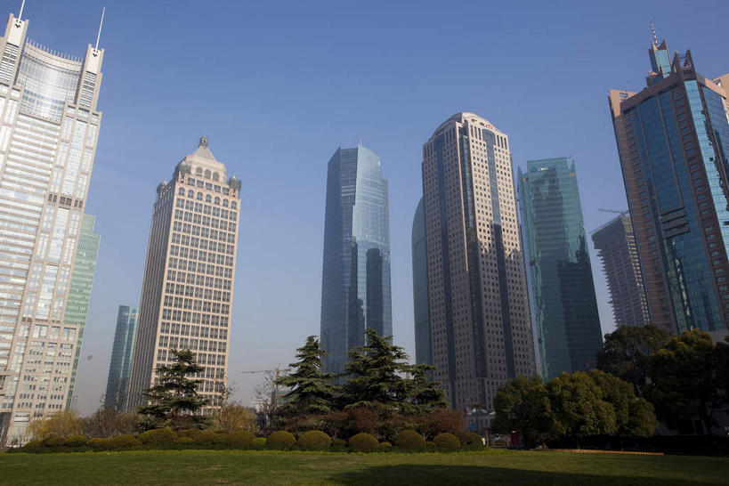 无人,高楼大厦,横图,室外,白天,仰视,度假,美景,植物,城市风光,标志建筑,城市,大厦,地标,建筑,摩天大楼,上海,中国,亚洲,阴影,光线,影子,景观,建筑群,娱乐,建设,浦东,树,树木,蓝色,绿色,蓝天,天空,阳光,自然,天,享受,休闲,景色,放松,生长,晴朗,成长,申,金融中心,陆家嘴,陆家嘴金融贸易区,浦东新区,东亚,上海市,万里无云,中华人民共和国,沪,华东地区,交银金融大厦,晴空,晴空万里,彩图,低角度拍摄,大楼,高层建筑,高楼,摩天楼,上海银行大厦