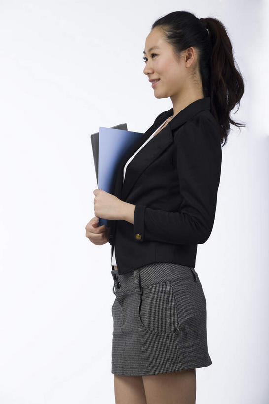 东方人,一个人,商务人士,商务女性,站,笑,微笑,露齿笑,竖图,室内,白天,侧面,裙子,亚洲,仅一个年轻女性,仅一个女性,仅一个人,握,灰色背景,套装,材料,档案,文件,纸,记事本,注视,黄种人,本子,笔记本,手稿,资料,观察,看,站着,握着,短裙,摄影,影棚,观看,半身裙,证明,察看,关注,摄影棚,文档,商务装,工薪阶层,活页本,便签本,活页夹,年轻女性,女人,女性,亚洲人,白领,上班族,站立,半身,彩图,影棚拍摄,拍摄,日记本,活页夹记事本