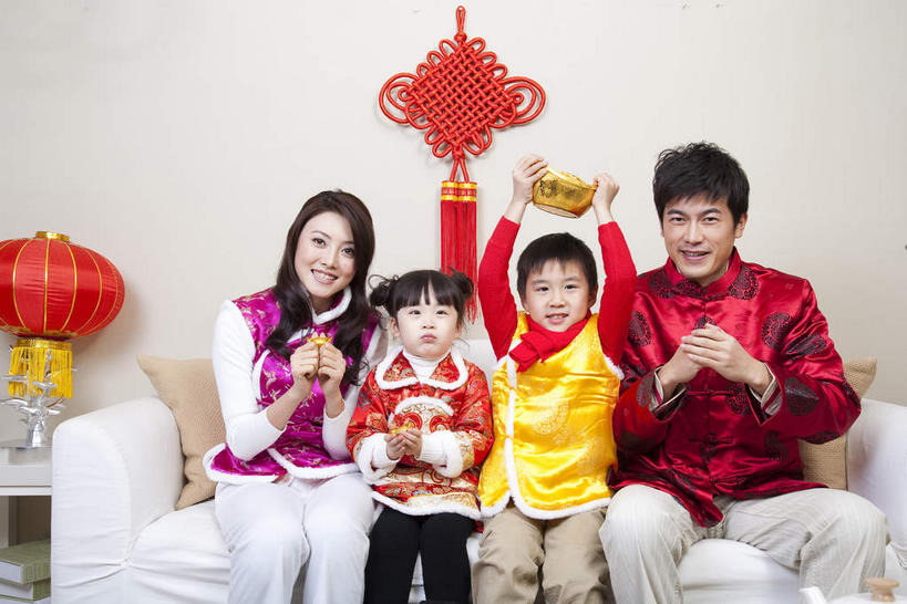 东方人,儿童,四个人,家庭,夫妻,母亲,父亲,女儿,儿子,客厅,坐,举,笑,微笑,露齿笑,横图,室内,白天,正面,民族服装,爱情,纯洁,钱,沙发,照明,春节,亚洲,一排,节日,庆祝,艺术,整齐,并列,并排,灯笼,钱币,纸灯笼,手工艺品,墙,浪漫,祝福,注视,黄种人,文化,墙壁,墙面,排列,一个,小孩,黄色,红色,紫色,白色,工艺品,中国结,灯具,观察,看,手势,托,庆典,温暖,温馨,父女,父子,母女,母子,一家人,恩爱,父爱,恭喜,可爱,母爱,童年,童趣,金融,恋人,金元宝,经济,单个,观看,纪念,礼节,照亮,和睦,察看,起居室,高雅,照明设备,队列,关注,祝贺,礼仪,饰物,平行,流通,贸易,布艺沙发,童真,祝愿,烂漫,无邪,作揖,拱手,自信心,品位,尊敬,恭敬,寒暄,恭贺,同喜,客堂,天真,货币,金币,男孩,男人,男性,年轻男性,年轻女性,女孩,女人,女性,亚洲人,孩子,年轻人,夫妇,情侣,举起,举手,举着,向上举,向上伸,向上托,坐着,半身,彩图,传统服装,民俗服,伴侣,唐装,融洽,元宝,男生,女生,打手势