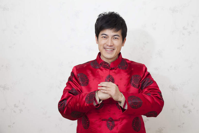 东方人,一个人,站,笑,微笑,露齿笑,横图,室内,白天,正面,民族服装,亚洲,仅一个男性,仅一个人,灰色背景,祝福,注视,黄种人,仅一个年轻男性,红色,观察,看,手势,站着,恭喜,摄影,影棚,观看,礼节,察看,关注,摄影棚,祝贺,礼仪,祝愿,作揖,拱手,尊敬,恭敬,寒暄,恭贺,同喜,男人,男性,年轻男性,亚洲人,站立,半身,彩图,影棚拍摄,传统服装,民俗服,拍摄,唐装,打手势