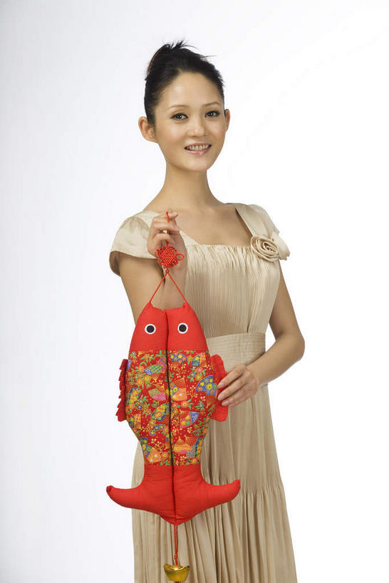 东方人,一个人,站,笑,微笑,露齿笑,竖图,室内,白天,白色背景,正面,裙子,鲤鱼,工艺美术品,亚洲,仅一个年轻女性,仅一个女性,仅一个人,两条,握,连衣裙,艺术,鱼,艺术品,注视,黄种人,水产,鱼类,红色,工艺品,观察,看,站着,握着,摄影,影棚,观看,工艺,美术,吉祥,察看,关注,摄影棚,水生动物,水生物,年年有余,美梦成真,事业有成,年轻女性,女人,女性,亚洲人,鲤子,鲤拐子,站立,半身,彩图,影棚拍摄,拍摄,淡水生物,河鲜