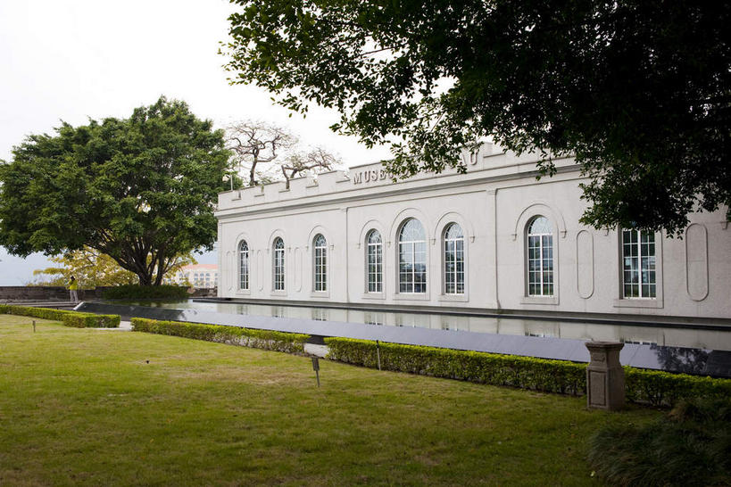 无人,博物馆,栏杆,横图,室外,白天,正面,旅游,度假,草地,草坪,树林,植物,窗户,标志建筑,地标,建筑,澳门,中国,亚洲,研究,围栏,教育,娱乐,建设,护栏,玻璃窗,草,树,树木,绿色,天空,自然,天,享受,休闲,旅游胜地,放松,生长,成长,展览,欣赏,陈列,东亚,港澳台,中华人民共和国,澳门特别行政区,澳,典藏,彩图,大炮台,大三巴炮台,圣保禄炮台,中央炮台,澳门博物馆