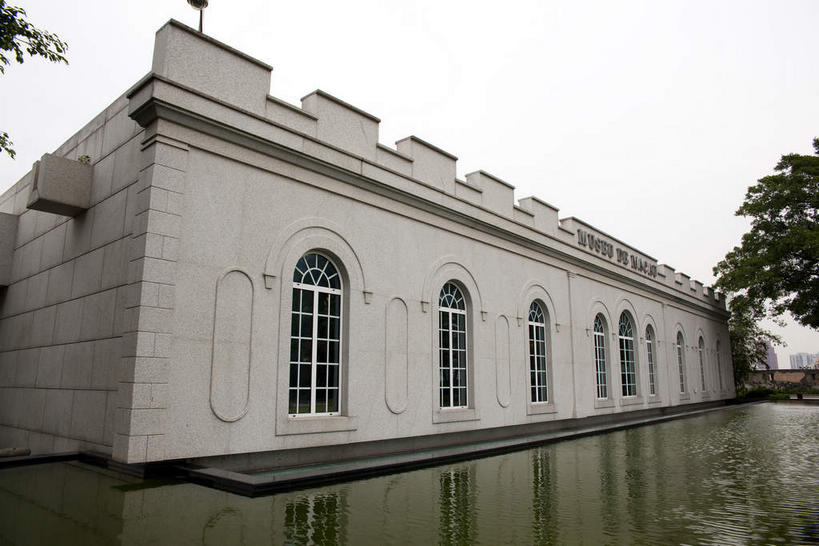 无人,博物馆,横图,室外,白天,仰视,旅游,度假,美景,植物,窗户,城市风光,标志建筑,城市,地标,建筑,澳门,中国,亚洲,波纹,研究,墙,池塘,景观,水池,涟漪,教育,娱乐,建设,玻璃窗,墙壁,墙面,树,树木,绿色,倒影,水纹,天空,自然,波浪,天,享受,休闲,景色,放松,生长,成长,展览,倒映,欣赏,陈列,东亚,港澳台,中华人民共和国,水晕,澳门特别行政区,澳,反照,典藏,彩图,低角度拍摄,大炮台,大三巴炮台,圣保禄炮台,中央炮台,澳门博物馆