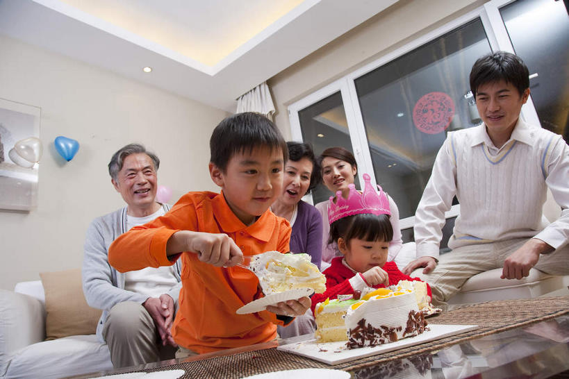 点心,东方人,儿童,老年人,夫妻,母亲,父亲,女儿,祖母,祖父,三代同堂,客厅,站,坐,笑,微笑,露齿笑,横图,室内,白天,仰视,爱情,绘画,纯洁,窗户,靠垫,沙发,桌子,蜡烛,亚洲,切开,握,阴影,服装,艺术,装饰,光线,木制,火焰,影子,纸艺,烛光,手工艺品,塑料,墙,食品,靠枕,许多人,古典,浪漫,燃烧,拿,茶几,拿着,注视,休闲装,黄种人,文化,祖孙三代,玻璃窗,墙壁,墙面,食物,糕点,小孩,衣服,木制品,气球,塑料制品,纸制品,工艺品,剪纸,垫子,枕头,生日蛋糕,点燃,观察,看,品味,祈祷,切,站着,一群人,休闲,温暖,温馨,父女,母女,休闲服,橡胶,恩爱,父爱,可爱,母爱,童年,童趣,握着,许愿,恋人,服饰,奶奶,爷爷,观看,纪念,祖孙,华丽,修饰,祈求,美术,点缀,和睦,察看,起居室,高雅,关注,挂画,剖面,布艺沙发,童真,橡胶制品,烂漫,无邪,切面,外婆,外孙女,外祖母,外公,外祖父,外孙,窗花,外孙子,美学,自信心,品位,衬托,美观,雅致,雅观,剪画,刻纸,客堂,平安,天真,老年男性,老年女性,男孩,男人,男性,年轻男性,年轻女性,女孩,女人,女性,亚洲人,孩子,年轻人,夫妇,情侣,全家福,孙女,孙子,装饰画,站立,坐着,半身,彩图,低角度拍摄,伴侣,融洽,蛋糕,男生,女生,爸爸,多代同堂,妈妈