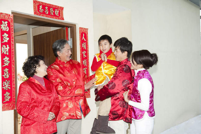 东方人,儿童,老年人,夫妻,母亲,父亲,儿子,祖母,祖父,三代同堂,站,抱,笑,微笑,露齿笑,横图,室内,白天,正面,民族服装,爱情,纯洁,门,春节,对联,亚洲,五个人,一排,节日,庆祝,艺术,整齐,装饰,标志,文字,字符,手工艺品,墙,许多人,浪漫,祝福,注视,黄种人,文化,标识,祖孙三代,墙壁,墙面,排列,小孩,黄色,红色,围巾,工艺品,门框,观察,看,手势,站着,一群人,庆典,温暖,温馨,父子,母子,汉字,恩爱,父爱,恭喜,可爱,母爱,童年,童趣,恋人,奶奶,爷爷,围脖,抱着,观看,纪念,祖孙,春联,保暖,礼节,华丽,点缀,和睦,察看,高雅,搂着,御寒,队列,关注,中国文化,中文,祝贺,礼仪,童真,祝愿,烂漫,无邪,作揖,外婆,外祖母,外公,外祖父,外孙,拱手,外孙子,自信心,品位,衬托,美观,雅致,雅观,尊敬,恭敬,寒暄,恭贺,同喜,国文,华文,天真,老年男性,老年女性,男孩,男人,男性,年轻男性,年轻女性,女人,女性,亚洲人,孩子,年轻人,夫妇,情侣,全家福,孙子,搂,搂抱,站立,半身,彩图,传统服装,民俗服,对子,楹联,伴侣,唐装,融洽,男生,打手势,爸爸,多代同堂,妈妈