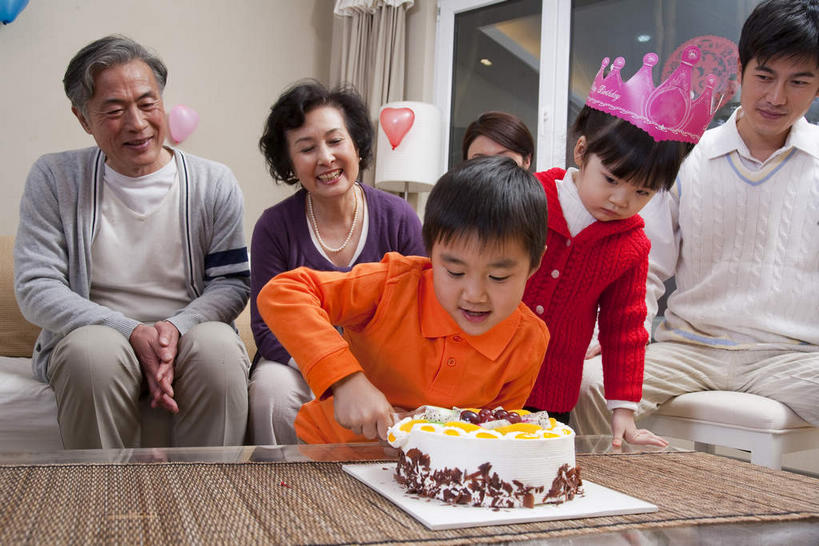 点心,东方人,儿童,老年人,夫妻,母亲,父亲,女儿,祖母,祖父,三代同堂,客厅,站,坐,笑,微笑,露齿笑,横图,室内,白天,正面,爱情,纯洁,窗户,靠垫,沙发,桌子,蜡烛,亚洲,切开,握,阴影,服装,艺术,装饰,光线,木制,火焰,影子,纸艺,烛光,手工艺品,塑料,墙,食品,靠枕,许多人,浪漫,燃烧,拿,茶几,拿着,注视,休闲装,黄种人,文化,祖孙三代,玻璃窗,墙壁,墙面,食物,糕点,小孩,衣服,木制品,气球,塑料制品,纸制品,工艺品,剪纸,垫子,枕头,生日蛋糕,点燃,观察,看,祈祷,切,站着,一群人,休闲,温暖,温馨,父女,母女,休闲服,橡胶,恩爱,父爱,可爱,母爱,童年,童趣,握着,许愿,恋人,服饰,奶奶,爷爷,观看,纪念,祖孙,华丽,修饰,祈求,点缀,和睦,察看,起居室,高雅,关注,剖面,布艺沙发,童真,橡胶制品,烂漫,无邪,切面,外婆,外孙女,外祖母,外公,外祖父,外孙,窗花,外孙子,自信心,品位,衬托,美观,雅致,雅观,剪画,刻纸,客堂,平安,天真,老年男性,老年女性,男孩,男人,男性,年轻男性,年轻女性,女孩,女人,女性,亚洲人,孩子,年轻人,夫妇,情侣,全家福,孙女,孙子,站立,坐着,半身,彩图,伴侣,融洽,蛋糕,男生,女生,爸爸,多代同堂,妈妈