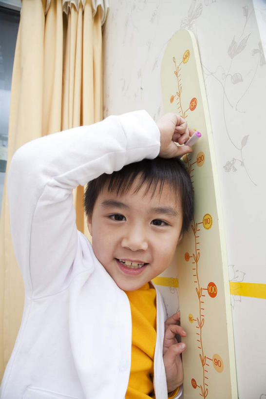 东方人,儿童,一个人,站,举,笑,微笑,露齿笑,竖图,室内,白天,侧面,纯洁,窗户,窗帘,亚洲,仅一个男性,仅一个人,服装,装饰,测量,刻度,墙,扭头,注视,休闲装,黄种人,玻璃窗,墙壁,墙面,小孩,衣服,黄色,白色,帘子,尺,观察,看,托,站着,转头,仅一个小孩,休闲,休闲服,遮阳,可爱,童年,童趣,服饰,观看,测量工具,华丽,修饰,点缀,尺子,察看,关注,童真,烂漫,无邪,量具,量仪,衬托,美观,雅致,雅观,天真,男孩,男人,男性,亚洲人,孩子,举起,举手,举着,向上举,向上伸,向上托,站立,半身,彩图,身高尺,男生