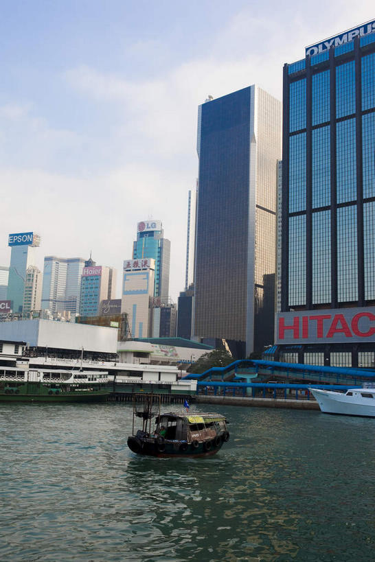 无人,宾馆,高楼大厦,码头,竖图,室外,白天,正面,度假,海浪,海洋,美景,城市风光,标志建筑,城市,大厦,地标,港口,建筑,酒店,摩天大楼,船,客轮,香港,中国,亚洲,停靠,阴影,光线,英文,标志,文字,影子,字符,字母,景观,浪花,云,云朵,建筑群,云彩,娱乐,标识,建设,中环,蓝色,白云,蓝天,天空,阳光,海水,交通工具,天,享受,休闲,景色,放松,晴朗,酒家,英文字母,旅社,港,渡轮,停泊,客船,载具,海景,东亚,游艇码头,香港岛,香港特别行政区,港澳台,中华人民共和国,港岛,中西区,大海,风浪,海,海水的波动,近岸浪,涌浪,晴空,彩图,摆渡口,埠头,大楼,渡口,渡头,港湾,高层建筑,高楼,海港,客店,客栈,口岸,旅店,旅馆,摩天楼,商旅,天星码头,中环天星码头,天星小轮