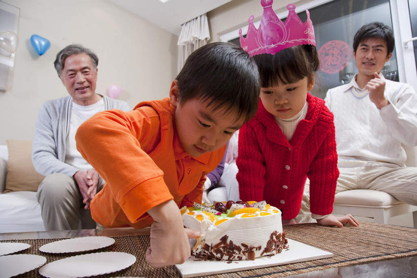 点心,东方人,儿童,老年人,夫妻,母亲,父亲,女儿,祖母,祖父,三代同堂,客厅,站,坐,笑,微笑,露齿笑,横图,室内,白天,仰视,爱情,绘画,纯洁,窗户,靠垫,沙发,桌子,蜡烛,亚洲,切开,握,阴影,服装,艺术,装饰,光线,木制,火焰,影子,纸艺,烛光,手工艺品,塑料,墙,食品,靠枕,许多人,古典,浪漫,燃烧,拿,茶几,拿着,注视,休闲装,黄种人,文化,祖孙三代,玻璃窗,墙壁,墙面,食物,糕点,小孩,衣服,木制品,气球,塑料制品,纸制品,工艺品,剪纸,垫子,枕头,生日蛋糕,点燃,观察,看,品味,祈祷,切,站着,一群人,休闲,温暖,温馨,父女,母女,休闲服,橡胶,恩爱,父爱,可爱,母爱,童年,童趣,握着,许愿,恋人,服饰,奶奶,爷爷,观看,纪念,祖孙,华丽,修饰,祈求,美术,点缀,和睦,察看,起居室,高雅,关注,挂画,剖面,布艺沙发,童真,橡胶制品,烂漫,无邪,切面,外婆,外孙女,外祖母,外公,外祖父,外孙,窗花,外孙子,美学,自信心,品位,衬托,美观,雅致,雅观,剪画,刻纸,客堂,平安,天真,老年男性,老年女性,男孩,男人,男性,年轻男性,年轻女性,女孩,女人,女性,亚洲人,孩子,年轻人,夫妇,情侣,全家福,孙女,孙子,装饰画,站立,坐着,半身,彩图,低角度拍摄,伴侣,融洽,蛋糕,男生,女生,爸爸,多代同堂,妈妈