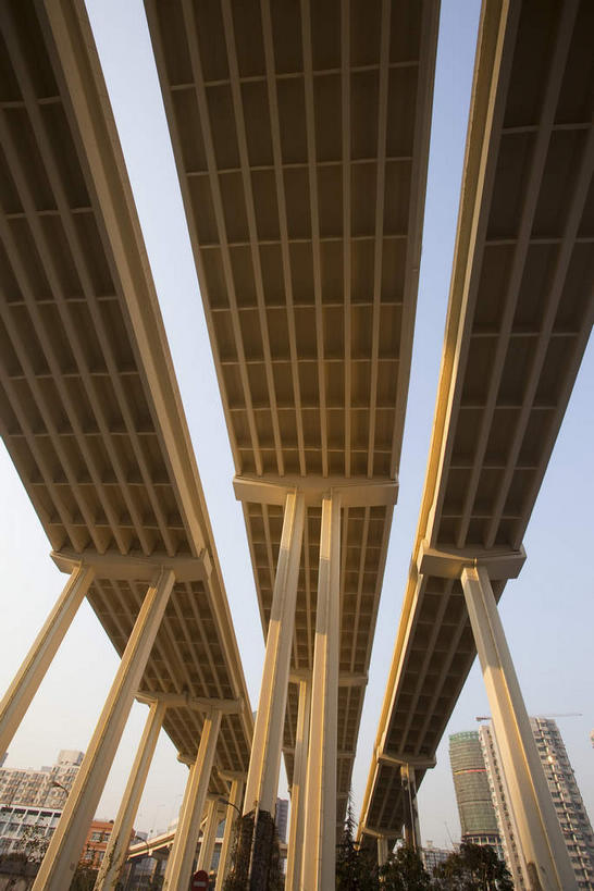 无人,高楼大厦,竖图,室外,白天,仰视,度假,美景,城市风光,城市,大桥,大厦,道路,建筑,立交桥,路,摩天大楼,桥梁,公路,上海,中国,亚洲,阴影,光线,影子,景观,高架,桥,交通,娱乐,建设,蓝色,蓝天,天空,阳光,天,享受,休闲,景色,放松,晴朗,申,高架桥,东亚,上海市,高架道路,跨线桥,万里无云,中华人民共和国,沪,华东地区,晴空,晴空万里,立体交叉桥,马路,彩图,低角度拍摄,大楼,高层建筑,高楼,摩天楼,枢纽立交,系统立交桥