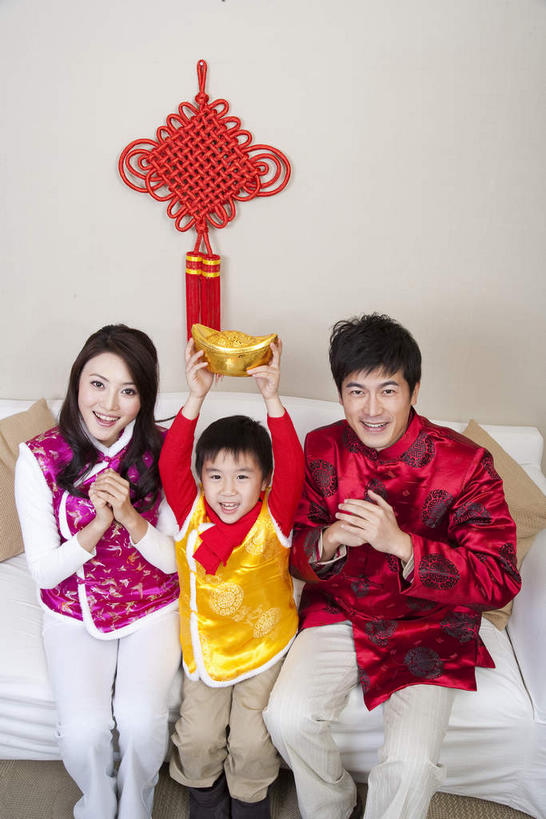 东方人,儿童,三个人,家庭,夫妻,母亲,父亲,儿子,客厅,坐,举,笑,微笑,露齿笑,竖图,室内,白天,正面,民族服装,爱情,纯洁,钱,靠垫,沙发,春节,亚洲,一排,吊挂,握,悬挂,节日,庆祝,艺术,整齐,装饰,钱币,手工艺品,墙,靠枕,浪漫,祝福,挂,拿,拿着,注视,黄种人,文化,墙壁,墙面,排列,小孩,黄色,红色,围巾,工艺品,中国结,垫子,枕头,观察,看,手势,托,庆典,温暖,温馨,父子,母子,三口之家,一家人,恩爱,父爱,恭喜,可爱,母爱,童年,童趣,握着,金融,恋人,金元宝,经济,围脖,观看,纪念,保暖,礼节,华丽,点缀,和睦,察看,起居室,高雅,御寒,队列,关注,祝贺,礼仪,饰物,流通,贸易,布艺沙发,童真,祝愿,烂漫,无邪,作揖,拱手,自信心,品位,衬托,美观,雅致,雅观,尊敬,恭敬,寒暄,恭贺,同喜,客堂,天真,货币,金币,男孩,男人,男性,年轻男性,年轻女性,女人,女性,亚洲人,孩子,年轻人,夫妇,情侣,举起,举手,举着,向上举,向上伸,向上托,坐着,半身,彩图,传统服装,民俗服,伴侣,唐装,融洽,元宝,男生,打手势