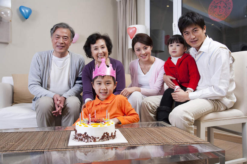 点心,东方人,儿童,老年人,夫妻,母亲,父亲,女儿,祖母,祖父,三代同堂,客厅,坐,抱,笑,微笑,露齿笑,横图,室内,白天,正面,爱情,绘画,纯洁,窗户,窗帘,靠垫,沙发,桌子,蜡烛,亚洲,一排,阴影,服装,艺术,整齐,装饰,光线,木制,火焰,影子,纸艺,烛光,手工艺品,塑料,墙,食品,靠枕,许多人,古典,浪漫,燃烧,茶几,注视,休闲装,黄种人,文化,祖孙三代,玻璃窗,墙壁,墙面,食物,糕点,排列,小孩,衣服,帘子,木制品,气球,塑料制品,纸制品,工艺品,剪纸,垫子,枕头,生日蛋糕,点燃,观察,看,品味,祈祷,一群人,休闲,温暖,温馨,父女,母女,休闲服,遮阳,橡胶,恩爱,父爱,可爱,母爱,童年,童趣,许愿,恋人,服饰,奶奶,爷爷,抱着,观看,纪念,祖孙,华丽,修饰,祈求,美术,点缀,和睦,察看,起居室,高雅,搂着,队列,关注,挂画,布艺沙发,童真,橡胶制品,烂漫,无邪,外婆,外孙女,外祖母,外公,外祖父,外孙,窗花,外孙子,美学,自信心,品位,衬托,美观,雅致,雅观,剪画,刻纸,客堂,平安,天真,老年男性,老年女性,男孩,男人,男性,年轻男性,年轻女性,女孩,女人,女性,亚洲人,孩子,年轻人,夫妇,情侣,全家福,孙女,孙子,装饰画,搂,搂抱,坐着,半身,彩图,伴侣,融洽,蛋糕,男生,女生,爸爸,多代同堂,妈妈