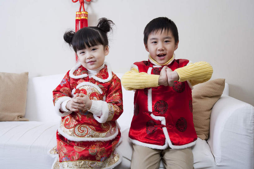 东方人,儿童,两个人,家庭,客厅,坐,笑,微笑,露齿笑,横图,室内,白天,正面,民族服装,纯洁,靠垫,沙发,春节,亚洲,吊挂,悬挂,节日,庆祝,艺术,手工艺品,墙,靠枕,祝福,挂,注视,黄种人,文化,墙壁,墙面,小孩,红色,工艺品,中国结,垫子,枕头,观察,看,手势,庆典,温暖,温馨,一家人,恭喜,可爱,童年,童趣,观看,纪念,礼节,和睦,察看,起居室,高雅,关注,祝贺,礼仪,饰物,布艺沙发,童真,祝愿,烂漫,无邪,作揖,拱手,自信心,品位,尊敬,恭敬,寒暄,恭贺,同喜,客堂,天真,男孩,男人,男性,女孩,女人,女性,亚洲人,坐着,半身,彩图,传统服装,民俗服,唐装,融洽,男生,女生,打手势