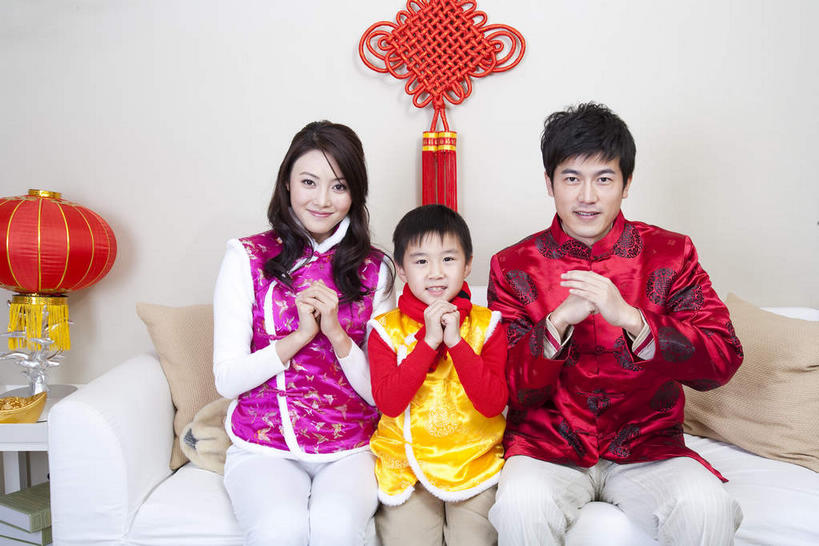 东方人,儿童,三个人,家庭,夫妻,母亲,父亲,儿子,客厅,坐,笑,微笑,露齿笑,横图,室内,白天,正面,民族服装,爱情,纯洁,靠垫,沙发,照明,春节,亚洲,一排,吊挂,悬挂,节日,庆祝,艺术,整齐,装饰,灯笼,纸灯笼,手工艺品,墙,靠枕,浪漫,祝福,挂,注视,黄种人,文化,墙壁,墙面,排列,小孩,黄色,红色,围巾,工艺品,中国结,灯具,垫子,枕头,观察,看,手势,庆典,温暖,温馨,父子,母子,三口之家,一家人,恩爱,父爱,恭喜,可爱,母爱,童年,童趣,恋人,围脖,观看,纪念,保暖,礼节,华丽,照亮,点缀,和睦,察看,起居室,高雅,御寒,照明设备,队列,关注,祝贺,礼仪,饰物,布艺沙发,童真,祝愿,烂漫,无邪,作揖,拱手,自信心,品位,衬托,美观,雅致,雅观,尊敬,恭敬,寒暄,恭贺,同喜,客堂,天真,男孩,男人,男性,年轻男性,年轻女性,女人,女性,亚洲人,孩子,年轻人,夫妇,情侣,坐着,半身,彩图,传统服装,民俗服,伴侣,唐装,融洽,男生,打手势