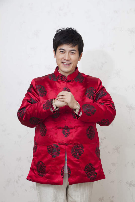 东方人,一个人,站,笑,微笑,露齿笑,竖图,室内,白天,白色背景,正面,民族服装,春节,亚洲,仅一个男性,仅一个人,节日,庆祝,祝福,注视,黄种人,文化,仅一个年轻男性,红色,观察,看,手势,站着,庆典,恭喜,摄影,影棚,观看,纪念,礼节,察看,关注,摄影棚,祝贺,礼仪,祝愿,作揖,拱手,尊敬,恭敬,寒暄,恭贺,同喜,男人,男性,年轻男性,亚洲人,站立,半身,彩图,影棚拍摄,传统服装,民俗服,拍摄,唐装,打手势