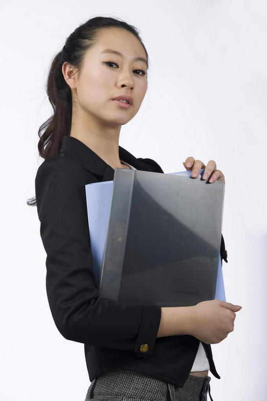 东方人,一个人,商务人士,商务女性,站,竖图,室内,白天,白色背景,侧面,裙子,亚洲,仅一个年轻女性,仅一个女性,仅一个人,握,套装,记事本,扭头,注视,黄种人,黑色,本子,笔记本,观察,看,站着,转头,握着,短裙,摄影,影棚,观看,半身裙,察看,关注,摄影棚,商务装,工薪阶层,活页本,便签本,活页夹,年轻女性,女人,女性,亚洲人,白领,上班族,站立,半身,彩图,影棚拍摄,拍摄,日记本,活页夹记事本