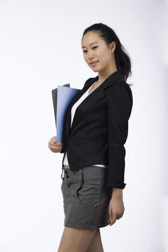 东方人,一个人,商务人士,商务女性,站,竖图,室内,白天,白色背景,侧面,裙子,亚洲,仅一个年轻女性,仅一个女性,仅一个人,握,套装,记事本,扭头,注视,黄种人,黑色,本子,笔记本,观察,看,站着,转头,握着,短裙,摄影,影棚,观看,半身裙,察看,关注,摄影棚,商务装,工薪阶层,活页本,便签本,活页夹,年轻女性,女人,女性,亚洲人,白领,上班族,站立,半身,彩图,影棚拍摄,拍摄,日记本,活页夹记事本