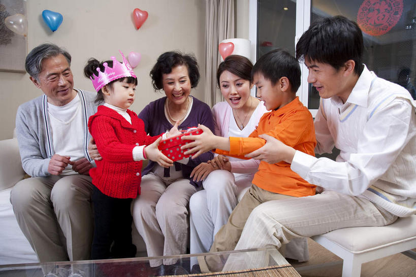 东方人,儿童,老年人,夫妻,母亲,父亲,女儿,祖母,祖父,三代同堂,客厅,站,坐,笑,微笑,露齿笑,横图,室内,白天,正面,爱情,生日,纯洁,窗户,窗帘,靠垫,沙发,桌子,皇冠,礼盒,礼物,玻璃,亚洲,握,服装,庆祝,艺术,装饰,纸盒,纸艺,手工艺品,墙,靠枕,许多人,浪漫,茶几,注视,休闲装,黄种人,文化,祖孙三代,玻璃窗,墙壁,墙面,玻璃制品,盒子,小孩,衣服,白色,帘子,包装盒,纸制品,礼品盒,工艺品,剪纸,垫子,枕头,观察,看,站着,一群人,休闲,温暖,温馨,父女,母女,休闲服,遮阳,恩爱,父爱,可爱,母爱,童年,童趣,握着,恋人,服饰,礼品,奶奶,爷爷,观看,祖孙,华丽,修饰,庆贺,点缀,和睦,察看,起居室,高雅,关注,祝贺,出生,布艺沙发,童真,烂漫,无邪,外婆,外孙女,外祖母,外公,外祖父,外孙,窗花,外孙子,自信心,品位,衬托,美观,雅致,雅观,剪画,刻纸,诞生,客堂,天真,老年男性,老年女性,男孩,男人,男性,年轻男性,年轻女性,女孩,女人,女性,亚洲人,孩子,年轻人,夫妇,情侣,全家福,孙女,孙子,站立,坐着,半身,彩图,伴侣,融洽,男生,女生,爸爸,多代同堂,妈妈