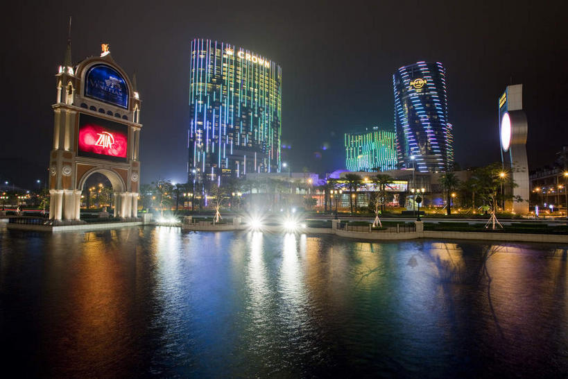 无人,高楼大厦,横图,室外,夜晚,正面,度假,显示器,河流,美景,水,植物,城市风光,标志建筑,城市,大厦,地标,建筑,摩天大楼,夜景,澳门,中国,亚洲,阴影,光线,屏幕,影子,河水,景观,水流,建筑群,灯光,娱乐,显示屏,建设,树,树木,绿色,天空,自然,天,享受,休闲,景色,放松,生长,成长,输出设备,东亚,港澳台,中华人民共和国,澳门特别行政区,澳,澳门半岛,彩图,大楼,高层建筑,高楼,摩天楼,氹仔岛,凼仔岛,氹仔,凼仔,路环,路环岛,HardRock酒店,澳门HardRock酒店,澳门滚石酒店,澳门硬石酒店,路氹城,路氹金光大道,路氹连贯公路