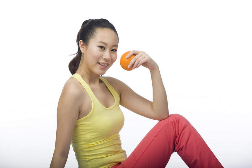 东方人,一个人,坐,笑,微笑,露齿笑,横图,室内,白天,白色背景,侧面,柑橘,水果,亚洲,仅一个年轻女性,仅一个女性,仅一个人,握,服装,裤子,新鲜,背心,生食,食品,果实,扭头,注视,休闲裤,黄种人,食物,一个,衣服,红色,观察,看,转头,橙色,握着,摄影,服饰,有机食品,绿色食品,影棚,单个,观看,察看,衣着,穿着,关注,摄影棚,黄石,衣饰,柑桔,年轻女性,女人,女性,亚洲人,橘子,桔子,坐着,半身,彩图,影棚拍摄,拍摄,大红蜜橘,大红袍,红橘,黄橘,宽皮橘