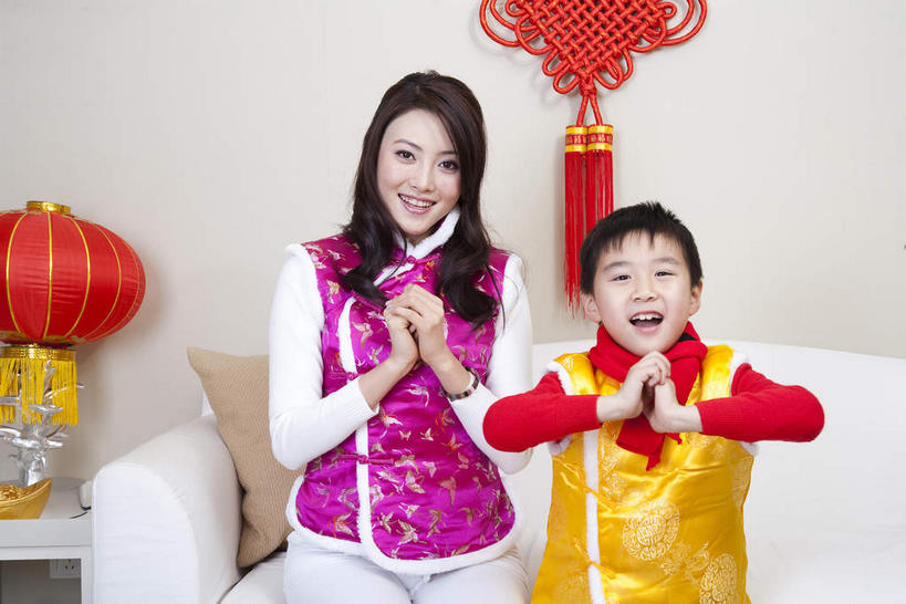 东方人,儿童,两个人,家庭,母亲,儿子,客厅,坐,笑,微笑,露齿笑,横图,室内,白天,正面,民族服装,纯洁,靠垫,沙发,照明,春节,亚洲,一条,节日,庆祝,艺术,装饰,灯笼,纸灯笼,手工艺品,墙,靠枕,祝福,注视,黄种人,文化,墙壁,墙面,一个,小孩,黄色,红色,紫色,白色,围巾,工艺品,中国结,灯具,垫子,枕头,观察,看,手势,庆典,温暖,温馨,母子,一家人,恭喜,可爱,母爱,童年,童趣,单个,围脖,观看,纪念,保暖,礼节,华丽,照亮,点缀,和睦,察看,起居室,高雅,御寒,照明设备,关注,祝贺,礼仪,饰物,布艺沙发,童真,祝愿,烂漫,无邪,作揖,拱手,自信心,品位,衬托,美观,雅致,雅观,尊敬,恭敬,寒暄,恭贺,同喜,客堂,天真,男孩,年轻女性,女人,女性,亚洲人,孩子,年轻人,坐着,半身,彩图,传统服装,民俗服,唐装,融洽,男生,打手势