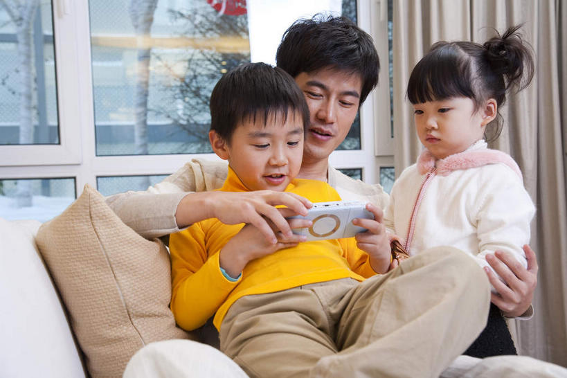 东方人,儿童,三个人,家庭,父亲,女儿,儿子,客厅,站,坐,抱,横图,室内,白天,正面,游戏,纯洁,科技,窗户,窗帘,靠垫,沙发,亚洲,握,服装,裤子,艺术,装饰,纸艺,手工艺品,墙,靠枕,玩,注视,休闲裤,休闲装,黄种人,文化,娱乐,玻璃窗,墙壁,墙面,一个,小孩,衣服,黄色,帘子,纸制品,工艺品,剪纸,垫子,枕头,低头,观察,看,站着,休闲,温暖,温馨,父女,父子,一家人,休闲服,遮阳,父爱,可爱,童年,童趣,握着,服饰,游戏机,单个,抱着,观看,活动,华丽,修饰,点缀,和睦,察看,起居室,高雅,掌上游戏机,搂着,发泄,关注,消遣,智力,布艺沙发,童真,烂漫,无邪,窗花,便携式游戏机,手提游戏机,自信心,品位,宣泄,衬托,美观,雅致,雅观,剪画,刻纸,垂头,客堂,天真,男孩,男人,男性,年轻男性,女孩,女人,女性,亚洲人,孩子,年轻人,搂,搂抱,玩耍,嬉戏,站立,坐着,半身,彩图,psp掌机,融洽,男生,女生