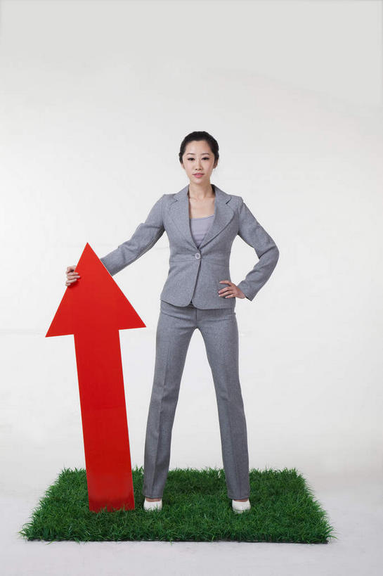 东方人,一个人,商务人士,商务女性,站,笑,微笑,露齿笑,竖图,室内,白天,白色背景,正面,草地,草坪,植物,亚洲,仅一个年轻女性,仅一个女性,仅一个人,握,套装,拿,拿着,注视,黄种人,方向,手叉腰,箭头,草,一个,红色,绿色,草皮,叉腰,观察,看,站着,握着,摄影,影棚,单个,观看,察看,指向,关注,摄影棚,商务装,工薪阶层,簇,人造草皮,单手叉腰,年轻女性,女人,女性,亚洲人,白领,上班族,站立,彩图,全身,影棚拍摄,拍摄