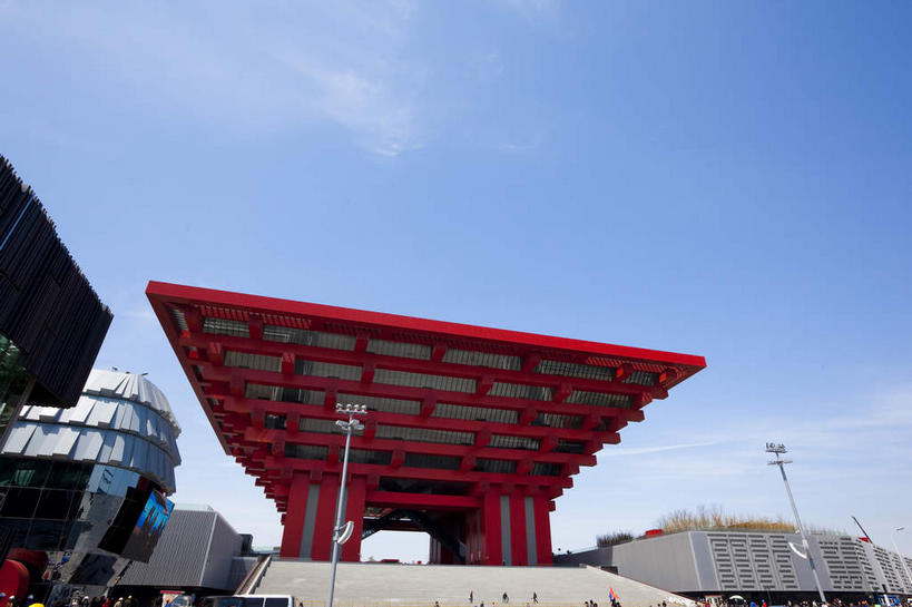 无人,横图,室外,白天,仰视,旅游,度假,美景,楼梯,城市风光,标志建筑,城市,地标,建筑,路灯,照明,上海,中国,亚洲,阴影,光线,影子,阶梯,景观,云,云朵,灯光,云彩,娱乐,建设,台阶,灯,红色,蓝色,白云,蓝天,天空,阳光,天,享受,休闲,上海世博馆,世博馆,中国国家馆,上海世博会,世博,世博会,景色,放松,晴朗,照亮,申,照明设备,中国馆,东亚,世博园,上海市,东方之冠,中华人民共和国,沪,华东地区,晴空,彩图,低角度拍摄